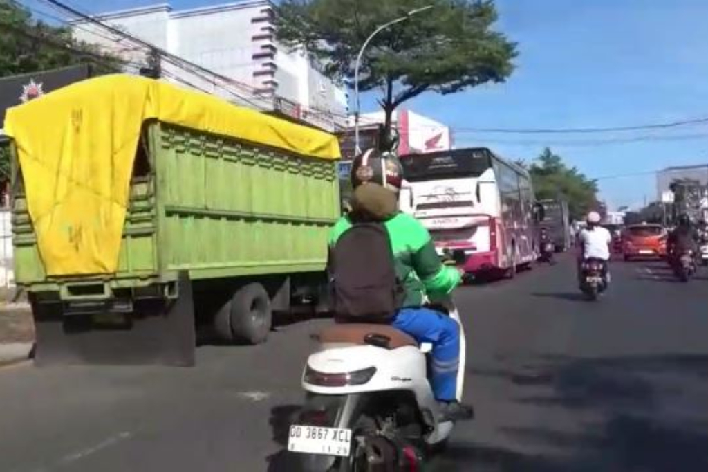 Solar Langka di Makassar, Antrean Bus dan Truk Mengular di SPBU