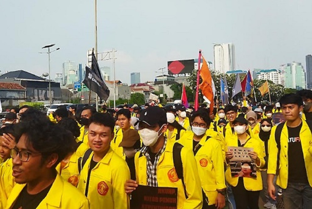 Polisi Tutup Jalan, Massa BEM UI Tolak Alihkan Titik Demo dari Bundaran HI