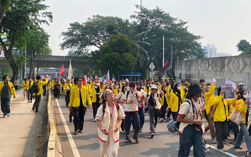 Massa Mahasiswa Longmarch dari Simpang Susun Semanggi ke Bundaran HI