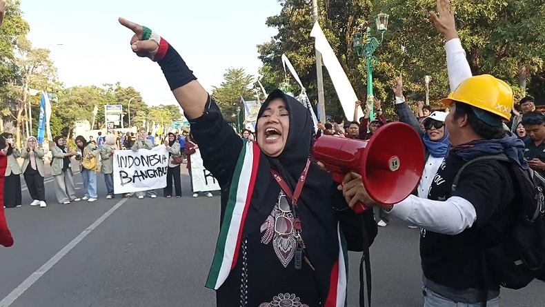 Emak-Emak Turun ke Jalan Ikut Demo di Cirebon, Lantang Berorasi Sampaikan Aspirasi