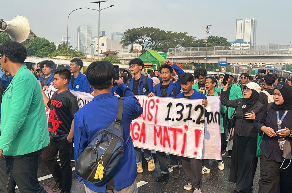 Ratusan Mahasiswa BEM SI Jakarta Mulai Padati Gedung DPR RI, Massa Terus Berdatangan 