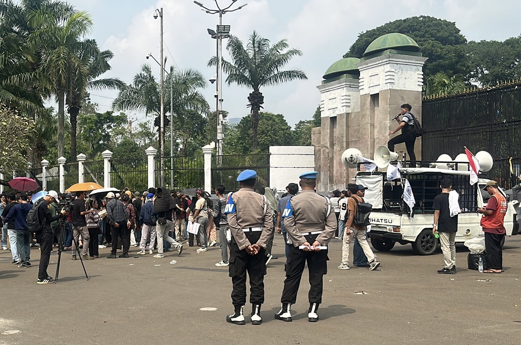 Massa Mulai Gelar Aksi di Depan DPR, Ini Tuntutannya