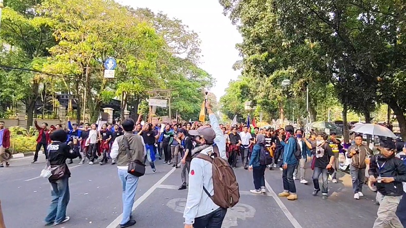 Ribuan Mahasiswa BEM SI Gelar Demo Indonesia Darurat di DPRD Jabar, Soroti Kondisi Ekonomi