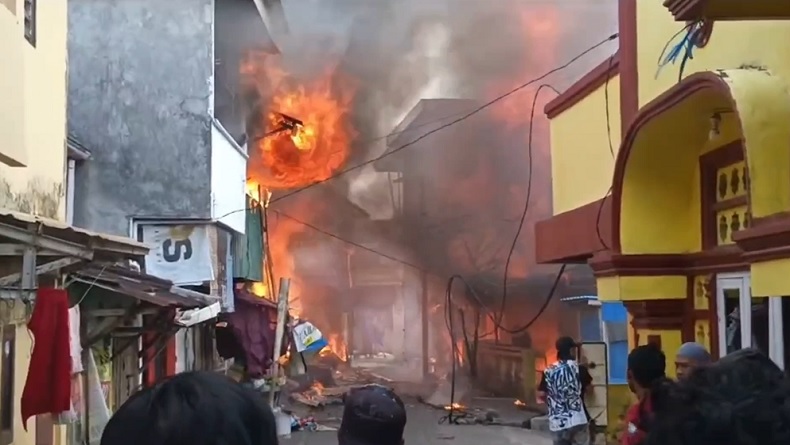 Kebakaran di Permukiman Padat Makassar, 10 Rumah Ludes Dilalap Api
