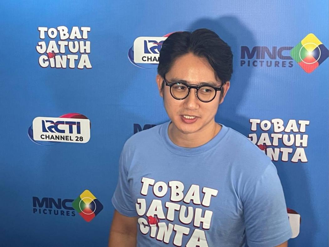 Kenny Austin Akui Betah Syuting Tobat Jatuh Cinta, Guyonan Fajar Sadboy Jadi Sorotan
