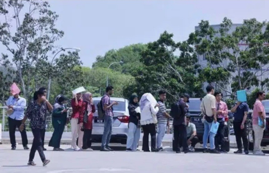 Viral, Ribuan Warga Malaysia Antre 2 Km di Bawah Terik Matahari untuk Melamar Kerja