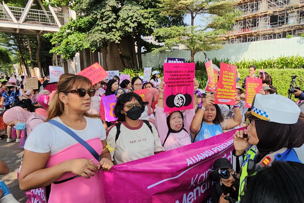 Aliansi Perempuan Long March ke Istana, Bawa Beragam Poster hingga Alat Dapur