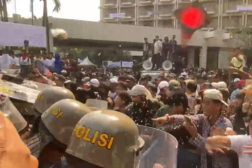 Breaking News: Eksekusi Hotel Sultan Ricuh, Aparat Dilempari Batu hingga Botol Air
