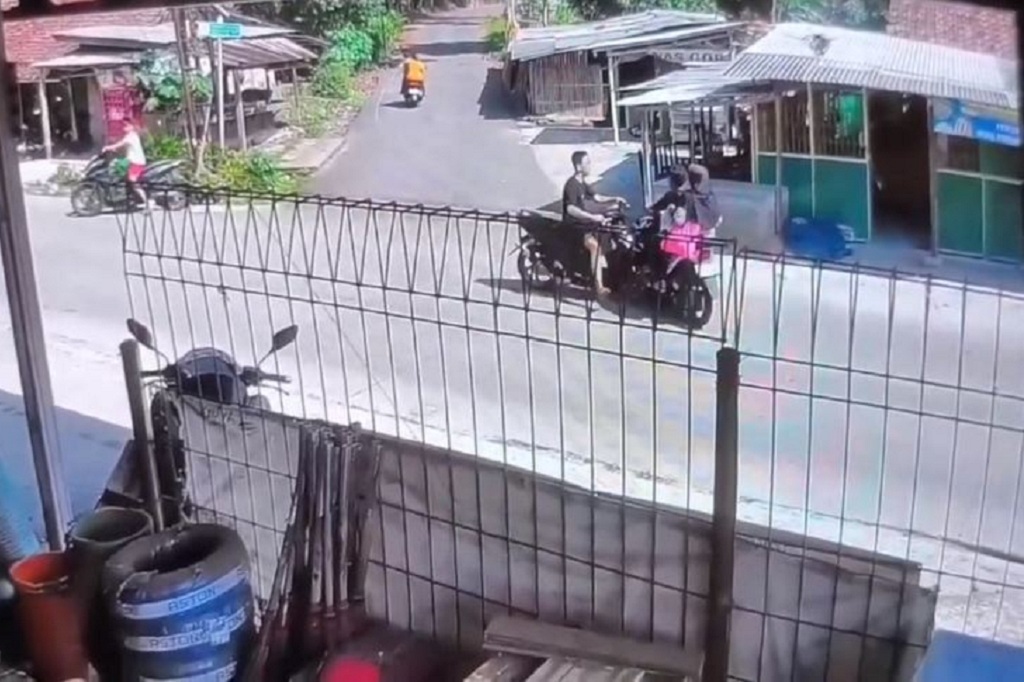 Detik-Detik 2 Motor Tabrakan di Tenjo Bogor Terekam CCTV, 3 Korban Luka-Luka