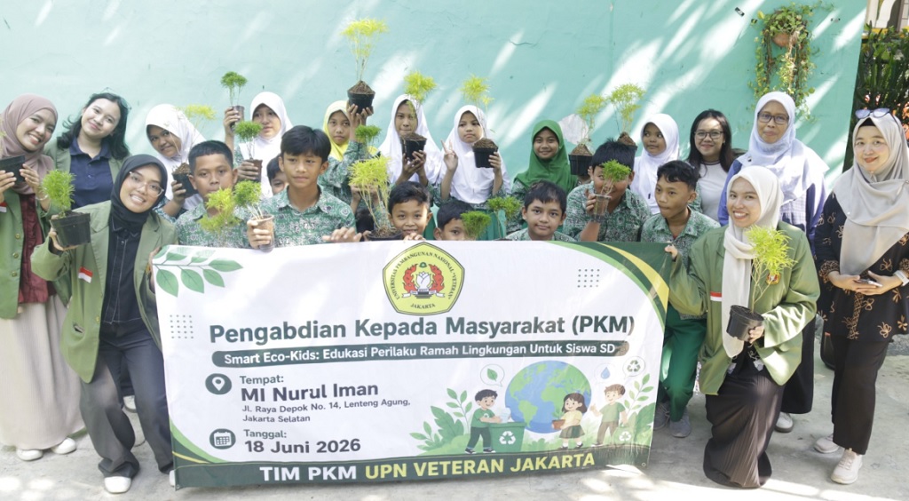 Lawan Sampah Plastik, Dosen-Mahasiswa UPNVJ Ajarkan Siswa MI Kreasi Pot Daur Ulang