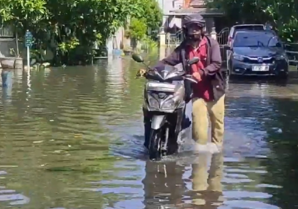 Banjir Rendam Ratusan Rumah di Surabaya usai Diguyur Hujan Deras, Aktivitas Warga Lumpuh