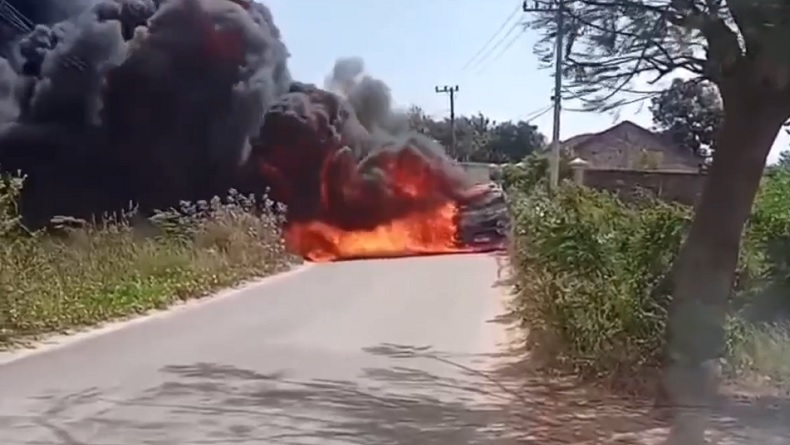 Pikap Terbakar Hebat di Tuban Picu Kepanikan Warga, Sopir Menghilang dari Lokasi