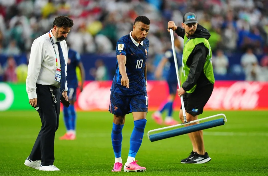 Viral Aksi Tak Terduga Mbappe di Tengah Hujan Lebat, Turun Tangan Bersihkan Lapangan
