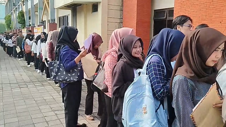Pencari Kerja Padati Job Fair Mojokerto, Antrean Panjang Tampak di Pintu Masuk