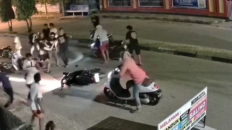 Pengeroyokan Brutal oleh Geng Motor Terekam CCTV, 2 Pemuda di Baubau Luka-Luka
