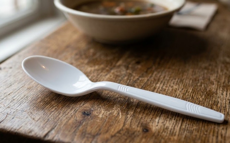 Bahaya Nyantap Makan Panas Pakai Sendok Plastik, Ini Risikonya bagi Kesehatan