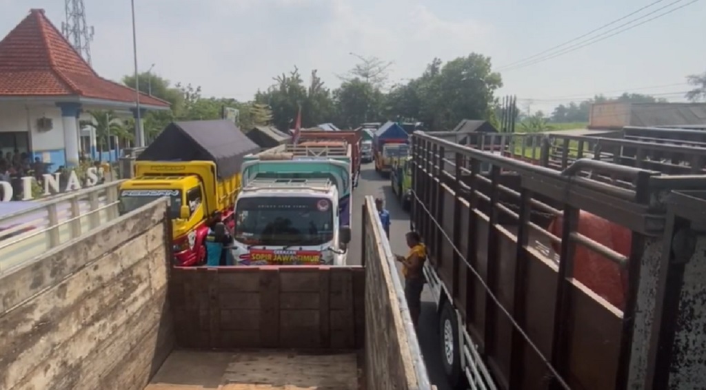 Ratusan Sopir Truk Tutup Jalur Jombang-Surabaya, Protes Kerap Ditilang saat Parkir