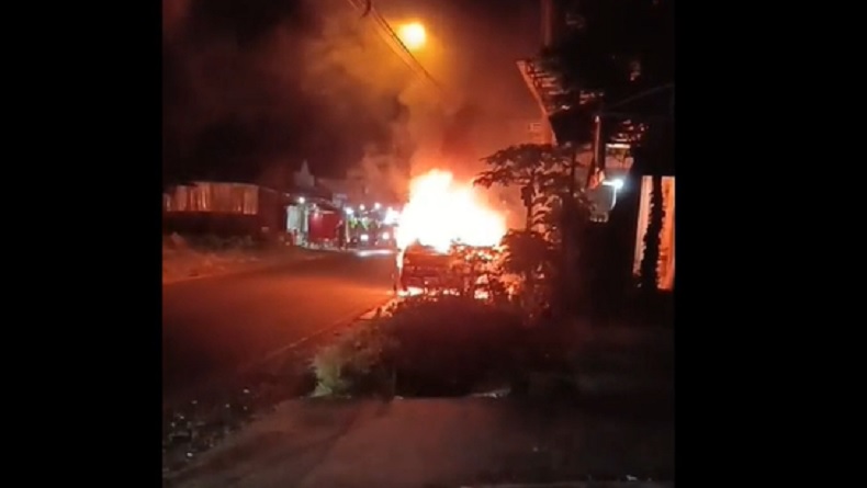 Mobil Pikap Terbakar Hebat di Jepara, Sopir Terluka