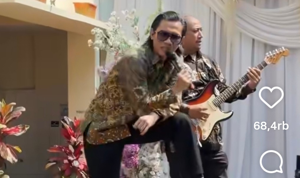 Hadiri Wisuda Anak, Tria The Changcuters Bikin Kejutan Manggung Nyanyi Rock n Roll