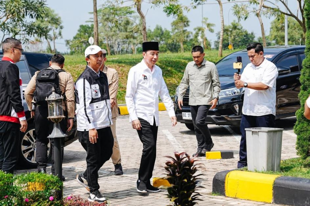 Jokowi Kenakan Seragam PSI Mulai Safari Politik di Lampung, Disambut Ratusan Kader