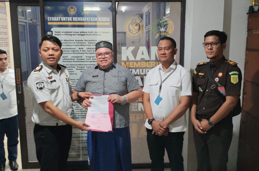 Penampakan Razman Nasution saat Dijebloskan ke Lapas Cipinang, Pakai Peci dan Sarung