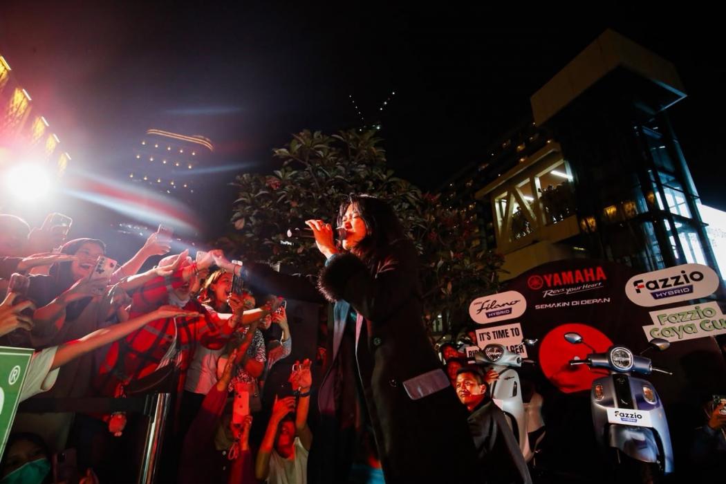 Vierratale Tutup Musiczone Okezone dengan Spektakuler, Penonton Sing Along dari Awal hingga Akhir
