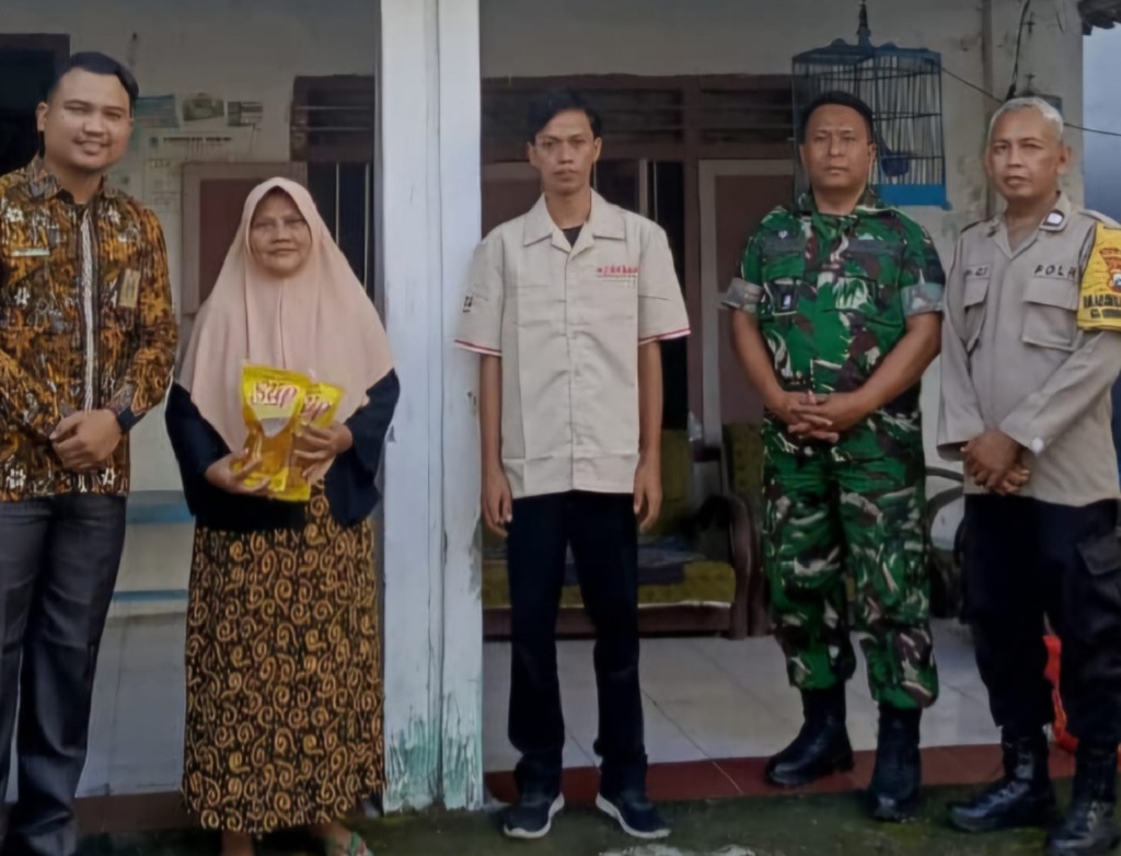 Asah Kepekaan Sosial, Peserta PKN LAN Bagikan 100 Liter Minyak Goreng ke Warga Mojokerto