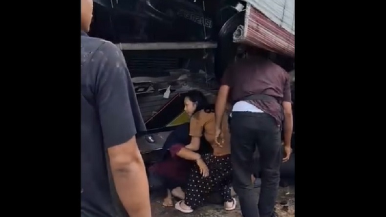 Bus Karya Agung Tabrak Tempat Cuci Motor di Asahan, Warga Berjibaku Evakuasi Korban