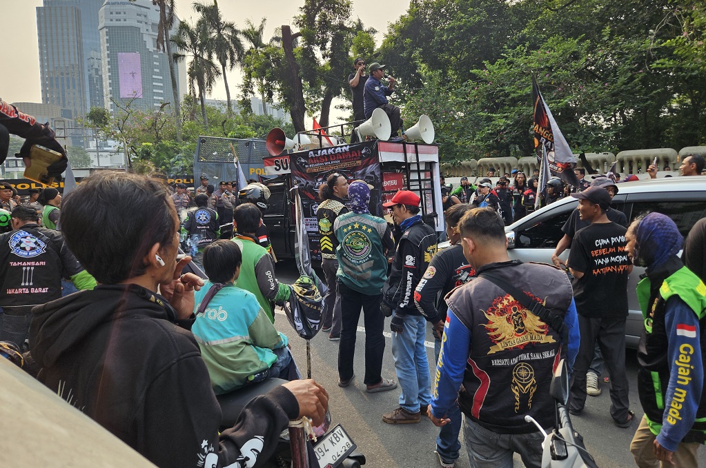Driver Ojol dan Taksi Online Demo di Monas, Jalan Medan Merdeka Selatan Ditutup