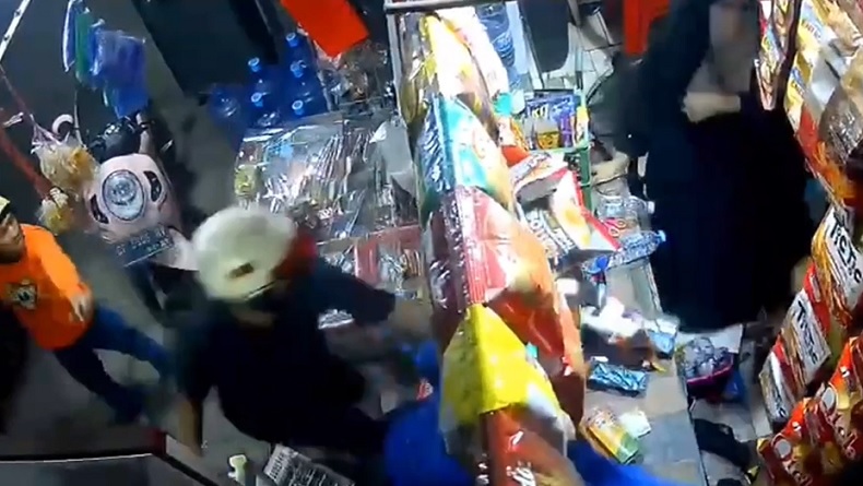 Geng Motor Brutal Bersenjata Serang 2 Pemuda di Maros Terekam CCTV, Pelaku Diburu Polisi