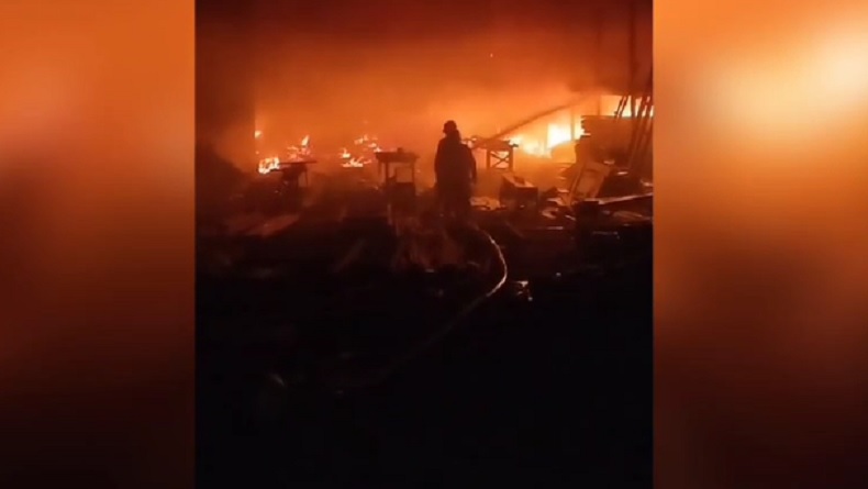 Gudang Pabrik Rumah Kayu di Indramayu Terbakar Hebat 
