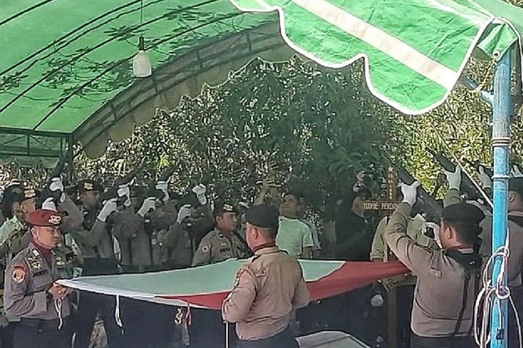 Gugur saat Gerebek Narkoba, Aipda Yudhie Dimakamkan secara Kedinasan di Katingan