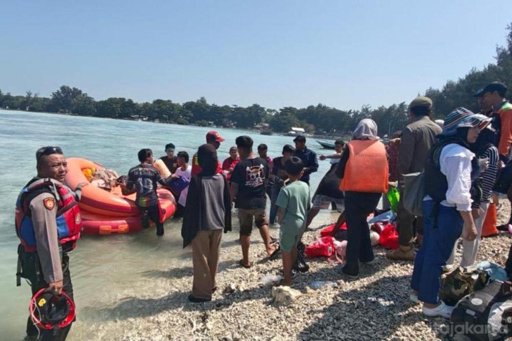 KM Makmur Jaya Mati Mesin di Pulau Pari, 150 Penumpang Dievakuasi