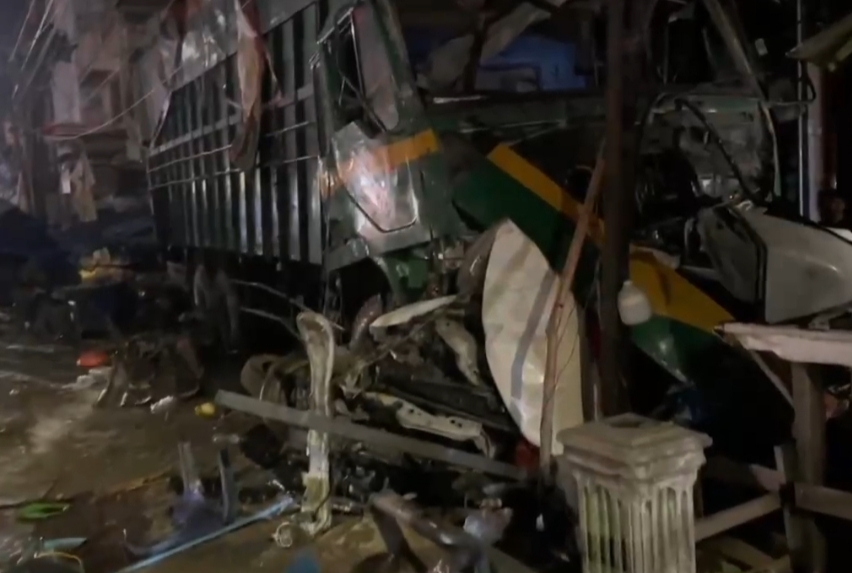 Kecelakaan Maut Truk Seruduk 2 Mobil dan 10 Motor di Labusel, 1 Tewas 14 Luka