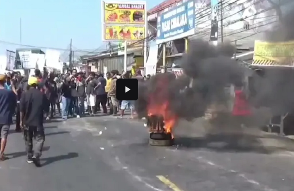 Demo Tolak Revitalisasi Pasar Cimalaka, Ratusan Pedagang Sumedang Blokade Jalan