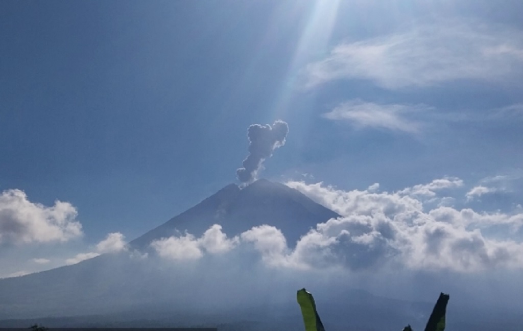 Gunung Semeru Erupsi, Muntahkan Abu Vulkanik 1.200 Meter