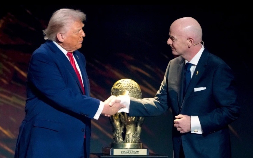 Blak-blakan, Trump Lobi Presiden FIFA untuk Batalkan Kartu Merah Folarin Balogun