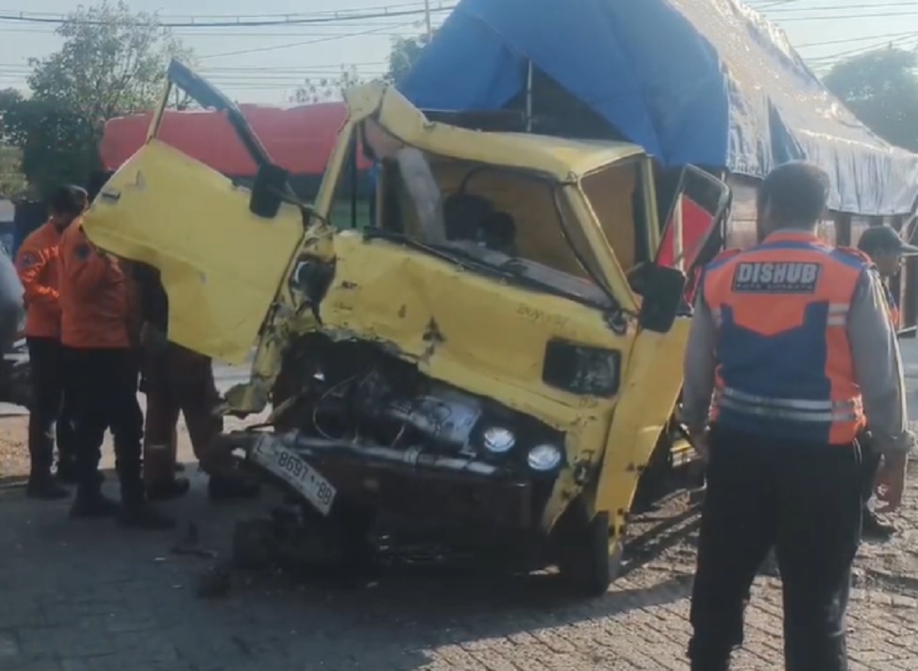 Kecelakaan Beruntun 3 Kendaraan di Surabaya, Sopir Terjepit Kabin