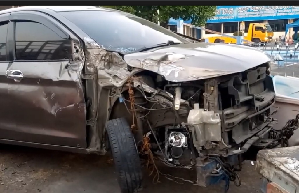 Ngeri! Ertiga Tabrak Truk di Jombang gegara Sopir Ngantuk, 1 Luka Berat