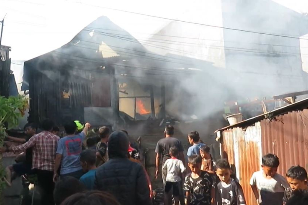Kebakaran Hebat di Makassar, 5 Rumah Ludes Dilahap Api gegara Korsleting Listrik
