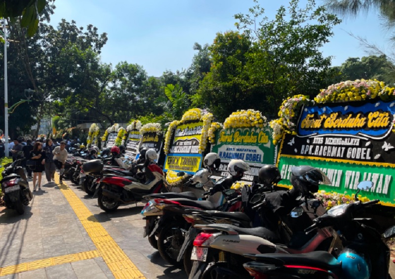 Rachmat Gobel Meninggal Dunia, Karangan Bunga Penuhi Rumah Duka di Tebet