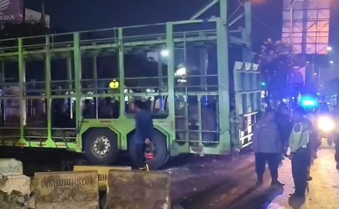 Hindari Tronton, Truk Trailer Tabrak Pembatas Jalan hingga Melintang di Pantura Cirebon