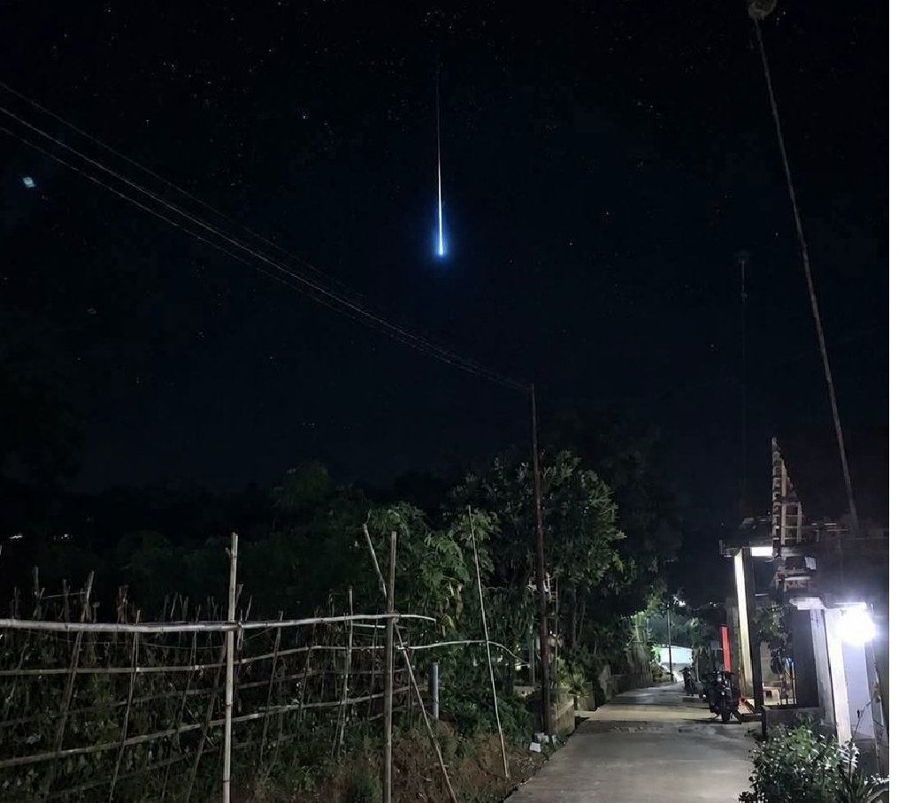 Heboh Meteor Jatuh Berwarna Hijau Kebiruan di Langit Jawa, Warga Dengar Ledakan Keras