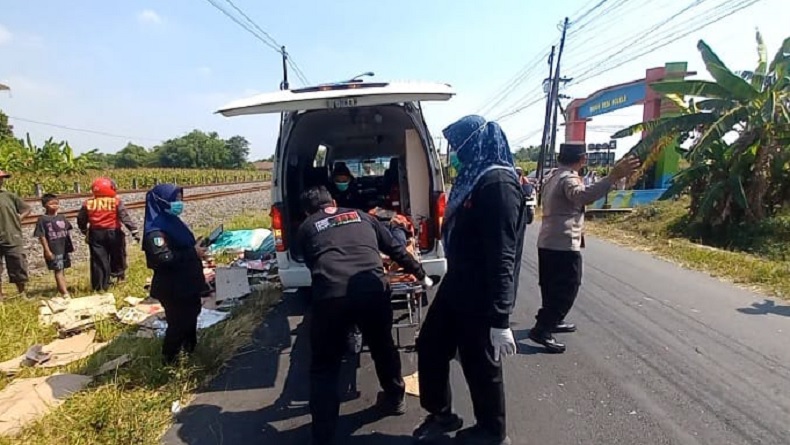 Kecelakaan di Jombang, Pemotor Bawa Rongsokan Kritis Tabrakan dengan Pikap