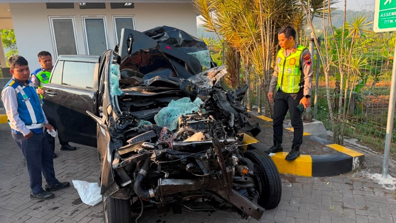 Kecelakaan di Tol Bawen–Salatiga, Innova Ringsek Hantam Belakang Truk