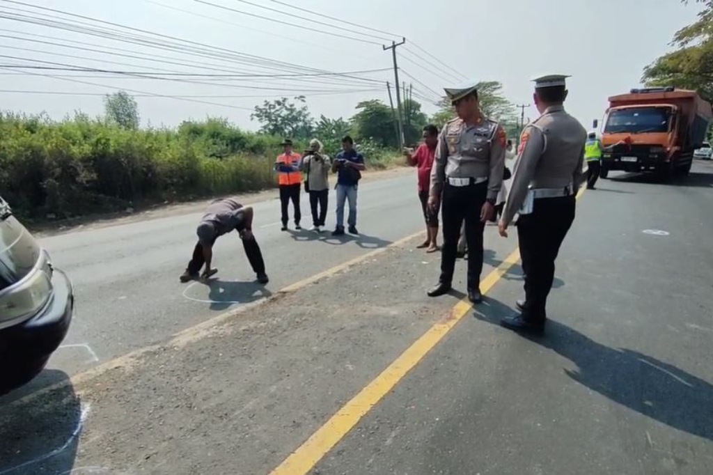 Olah TKP Kecelakaan Maut di Indramayu Tewaskan 12 Orang, Mobil Pikap Ditabrak 2 Truk