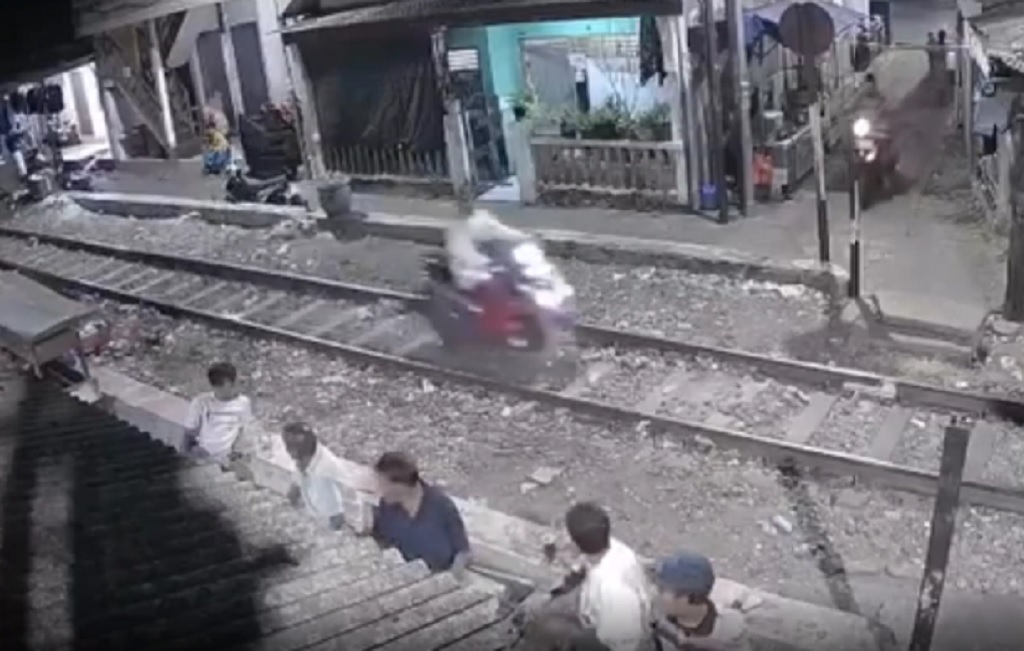 Viral Pemotor Surabaya Nekat Melaju di Rel Kereta, Ini Respons KAI Daop 8!