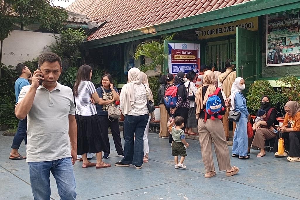 Hari Pertama Sekolah, SDN Menteng 01 Dipadati Orang Tua Dampingi Anak Ikuti MPLS