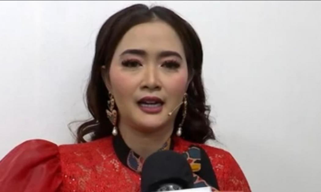 Haru, Vega Darwanti Tak Pakai Suster Selama Merawat Ibunda Sakit