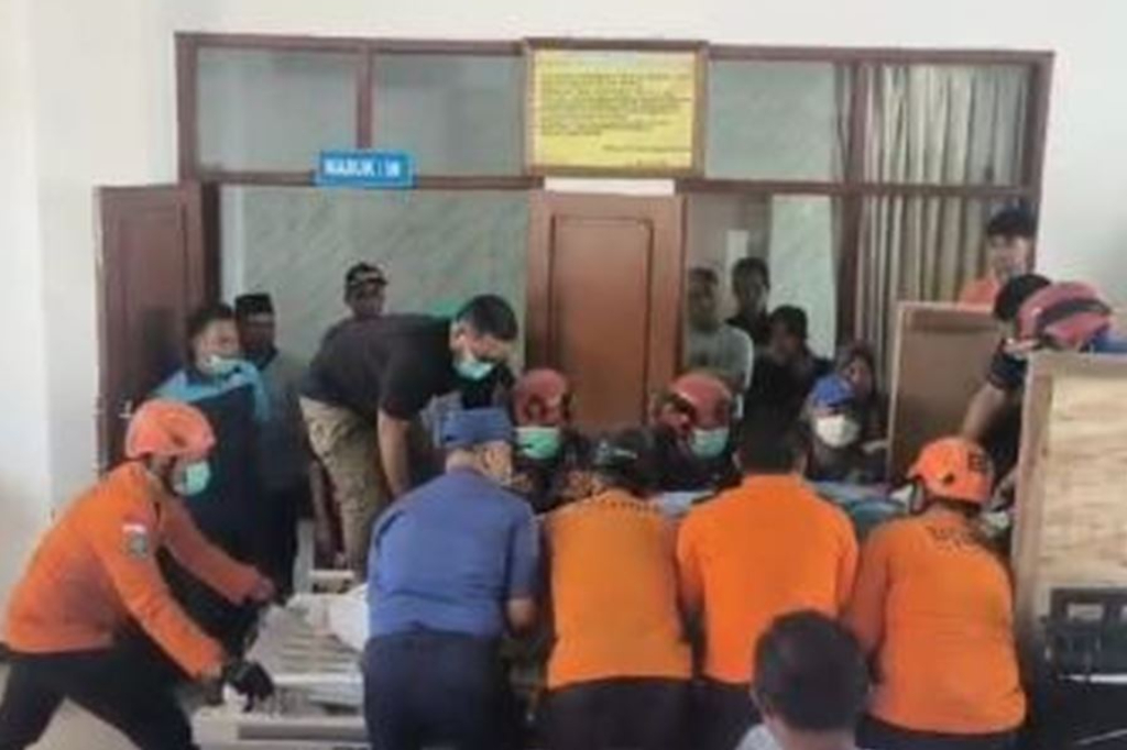 Pria Obesitas Berbobot 200 Kg di Banyuwangi Meninggal, Damkar Turun Tangan Bantu Pemakaman